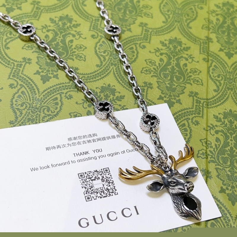 G*u*i necklaces